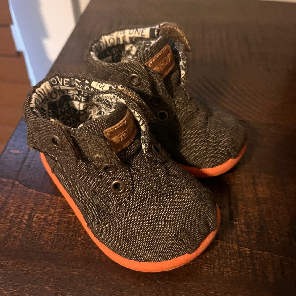 Toms Baby Shoes Size T4